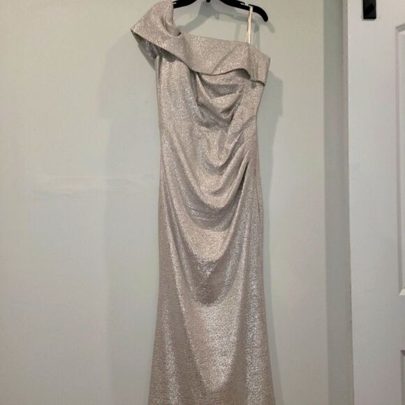 Eliza J Metallic Thread One Shoulder - Picture 3 of 6